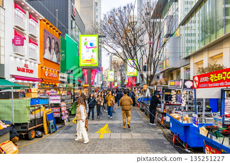 韓國首爾繁華的購物區明洞，熱鬧非凡的美食攤位。 135251227