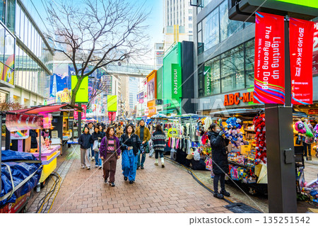 韓國首爾繁華的購物區明洞，熱鬧非凡的美食攤位。 135251542