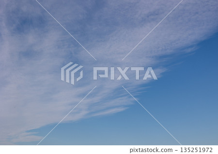 冬日晴空萬裡，雲朵飄動。 135251972