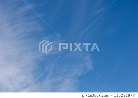 清爽的冬日藍天和白雲 135251977