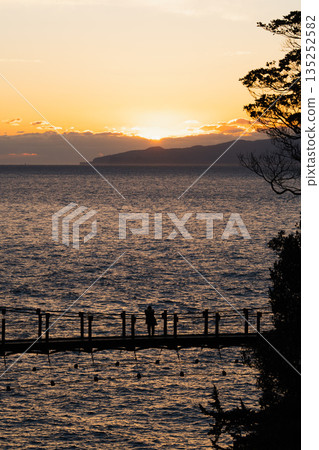 Spectacular views of Izu: Sunrise at Kadowaki Suspension Bridge and the sunrise illuminating the sea 135252582