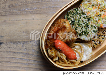 飯糰午餐裝在彎曲的wappa午餐盒中 135252938