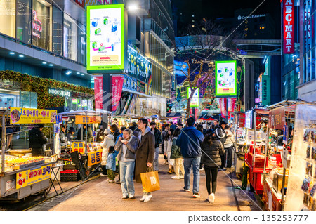 韓國首爾明洞熱鬧的夜街 135253777