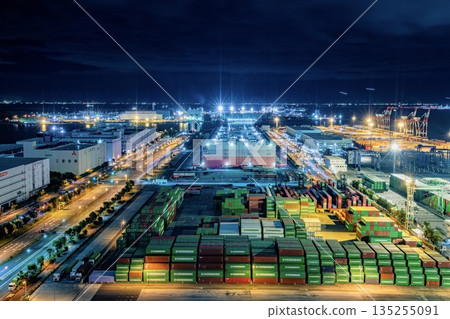 從台場電信中心眺望青海貨櫃碼頭的夜景，以及羽田機場飛機起降的燈光軌跡。 135255091
