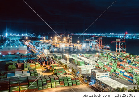從台場電信中心眺望青海貨櫃碼頭的夜景,以及羽田機場飛機起降的燈光軌跡。 從台場電信中心眺望青海貨櫃碼頭的夜景,以及羽田機場飛機起降的燈光軌跡。 135255093