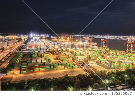 從台場電信中心眺望青海貨櫃碼頭的夜景,以及羽田機場飛機起降的燈光軌跡。 從台場電信中心眺望青海貨櫃碼頭的夜景,以及羽田機場飛機起降的燈光軌跡。 135255097
