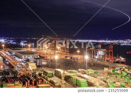 從台場電信中心眺望青海貨櫃碼頭的夜景，以及羽田機場飛機起降的燈光軌跡。 135255099