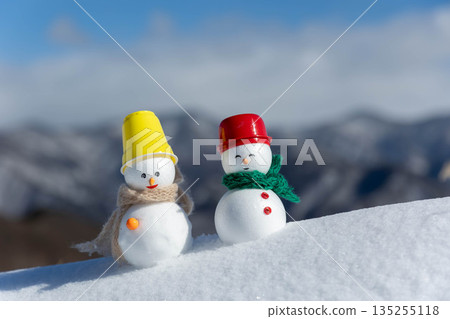 新雪和兩個雪人 135255118