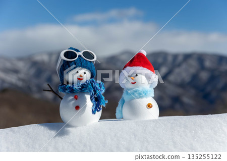 新雪和兩個雪人 135255122