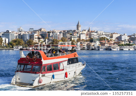 土耳其伊斯坦堡的加拉塔塔和遊船 135257351