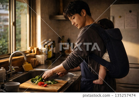 充滿同理心的育兒和家務事——一位父親在傍晚時分站在廚房裡。 135257474