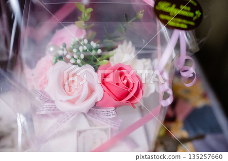 一束玫瑰花作為禮物 135257660