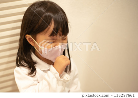 一個戴著口罩咳嗽的孩子 一個戴著口罩咳嗽的孩子 135257661