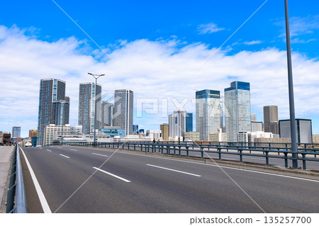 東京江東區 Kan-ni Dori 沿線的城市景觀（豐洲大橋附近） 135257700