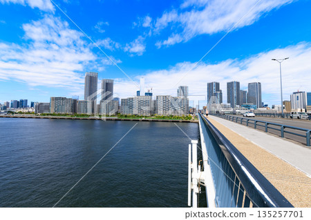 東京江東區 Kan-ni Dori 沿線的城市景觀（豐洲大橋附近） 135257701