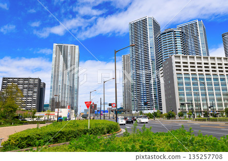 東京中央區觀二通沿線的城市景觀(靠近月島警察署前方的十字路口) 東京中央區觀二通沿線的城市景觀(靠近月島警察署前方的十字路口) 135257708