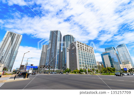 東京中央區觀二通沿線的城市景觀（靠近月島警察署前方的十字路口） 135257709