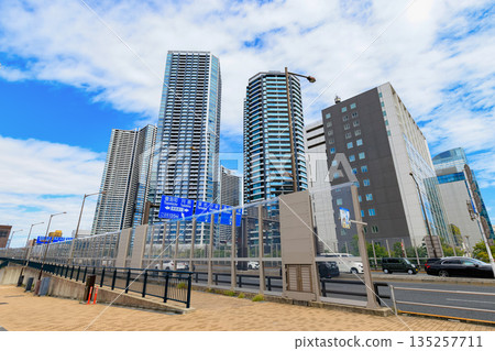 東京中央區觀二通沿線的城市景觀（靠近月島警察署前方的十字路口） 135257711