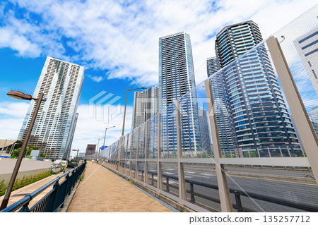東京中央區觀二通沿線的城市景觀（靠近月島警察署前方的十字路口） 135257712