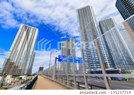 東京中央區觀二通沿線的城市景觀（靠近月島警察署前方的十字路口） 135257714