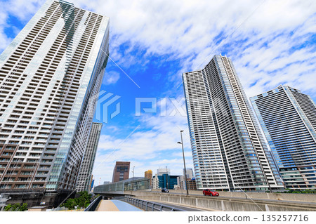 東京中央區 Kan-ni Dori 沿線的城市景觀(Reimei 橋附近) 東京中央區 Kan-ni Dori 沿線的城市景觀(Reimei 橋附近) 135257716