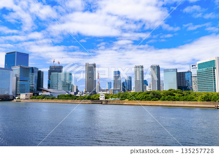 東京中央區 Kan-ni Dori 沿線的城市景觀（築地橋附近） 135257728