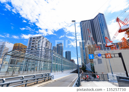 東京中央區 Kan-ni Dori 沿線的城市景觀（築地橋附近） 135257730