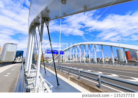 東京中央區 Kan-ni Dori 沿線的城市景觀（築地橋附近） 135257733