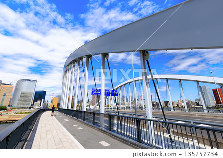東京中央區 Kan-ni Dori 沿線的城市景觀(築地橋附近) 東京中央區 Kan-ni Dori 沿線的城市景觀(築地橋附近) 135257734