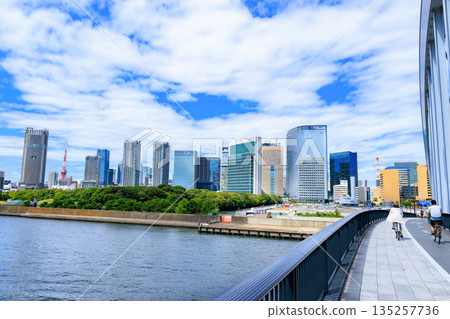 東京中央區 Kan-ni Dori 沿線的城市景觀（築地橋附近） 135257736