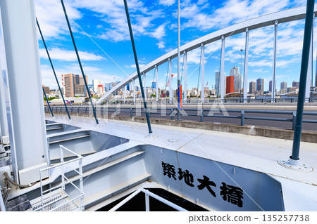 東京中央區 Kan-ni Dori 沿線的城市景觀（築地橋附近） 135257738