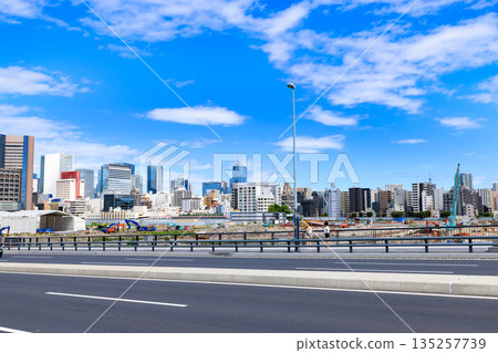 東京中央區 Kan-ni Dori 沿線的城市景觀（築地橋附近） 135257739