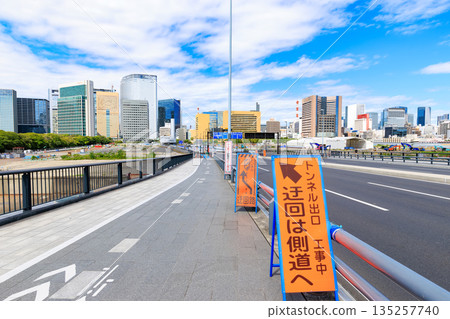 東京中央區 Kan-ni Dori 沿線的城市景觀（築地橋附近） 135257740