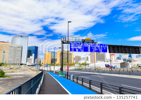 東京中央區 Kan-ni Dori 沿線的城市景觀（築地橋附近） 135257741