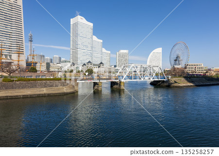 晴朗冬日的橫濱港港區 135258257