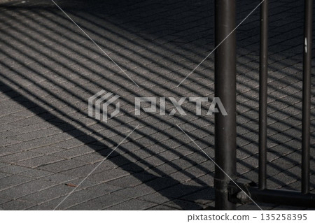 生鏽的人行道圍欄和輪廓 生鏽的人行道圍欄和輪廓 135258395