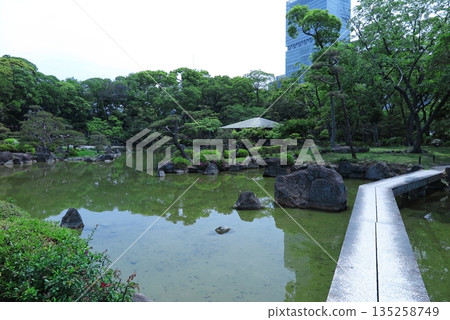 大阪市天王寺公園，園內設施：毗鄰大阪市立美術館的「京澤園」池塘 135258749
