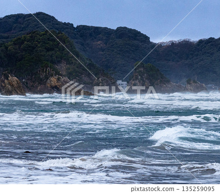 雪季期間，從鳥取縣山陰郡東濱海岸眺望波濤洶湧的日本海。 135259095