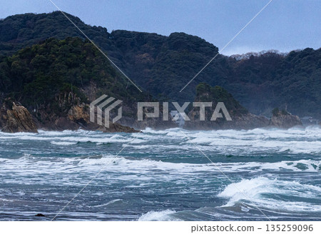雪季期間，從鳥取縣山陰郡東濱海岸眺望波濤洶湧的日本海。 135259096