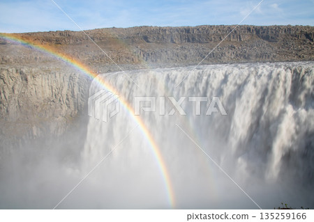 在北歐島國冰島北部，黛提瀑布和一道彩虹從傑古沙龍冰河傾瀉而下。 135259166