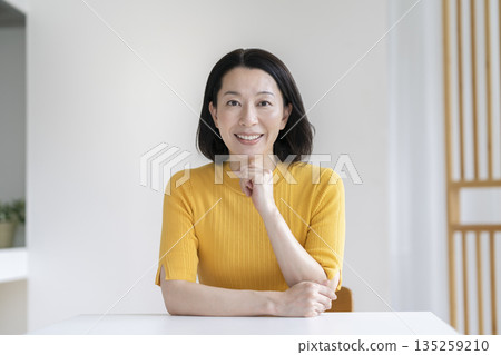 Alafif woman with a smile talking looking at the camera Alafif woman with a smile talking looking at the camera 135259210