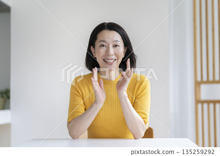 Alafif woman with a smile talking looking at the camera 135259292