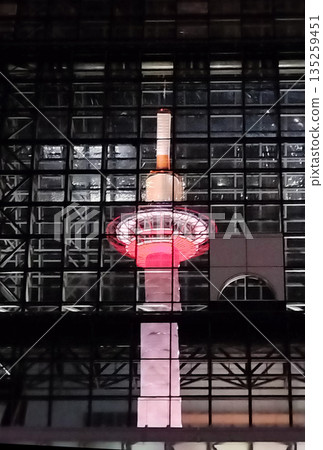 夜色中京都塔倒映在JR京都站大樓上 135259451