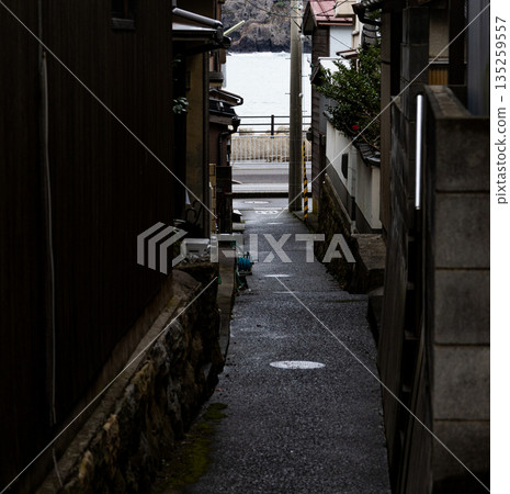 兵庫縣新溫泉町諸寄町,一條可以欣賞海景的小巷,諸寄町是個鄉村漁村。 兵庫縣新溫泉町諸寄町,一條可以欣賞海景的小巷,諸寄町是個鄉村漁村。 135259557