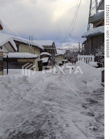寒流期間,居民區被白雪覆蓋。 寒流期間,居民區被白雪覆蓋。 135260221