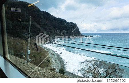這是一張冬季從山陰本線普通列車上拍攝的日本海景色照片。 135260302