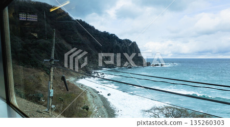 這是一張冬季從山陰本線普通列車上拍攝的日本海景色照片。 135260303