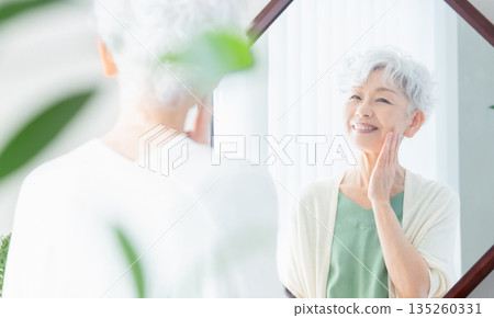 老年婦女感覺皮膚濕潤 135260331