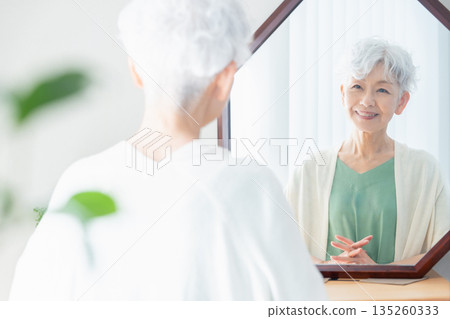 老年婦女感覺皮膚濕潤 135260333