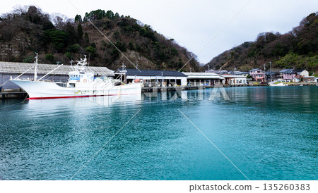Winter scenery of Moroyose Fishing Port in Shin-Onsen Town, Hyogo Prefecture 135260383